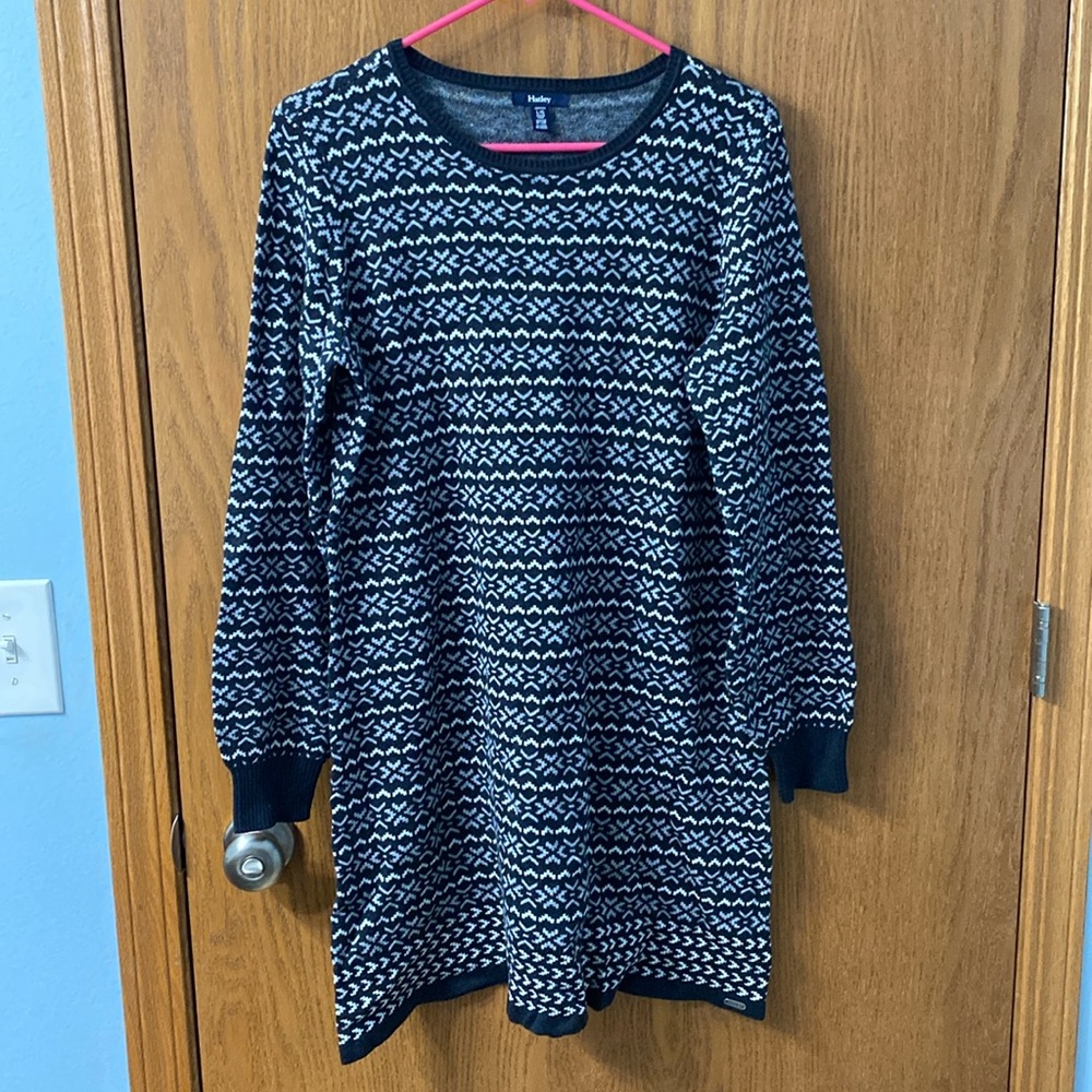 “5/$20” Hayley tunic long sleeved snowflake sweater size large